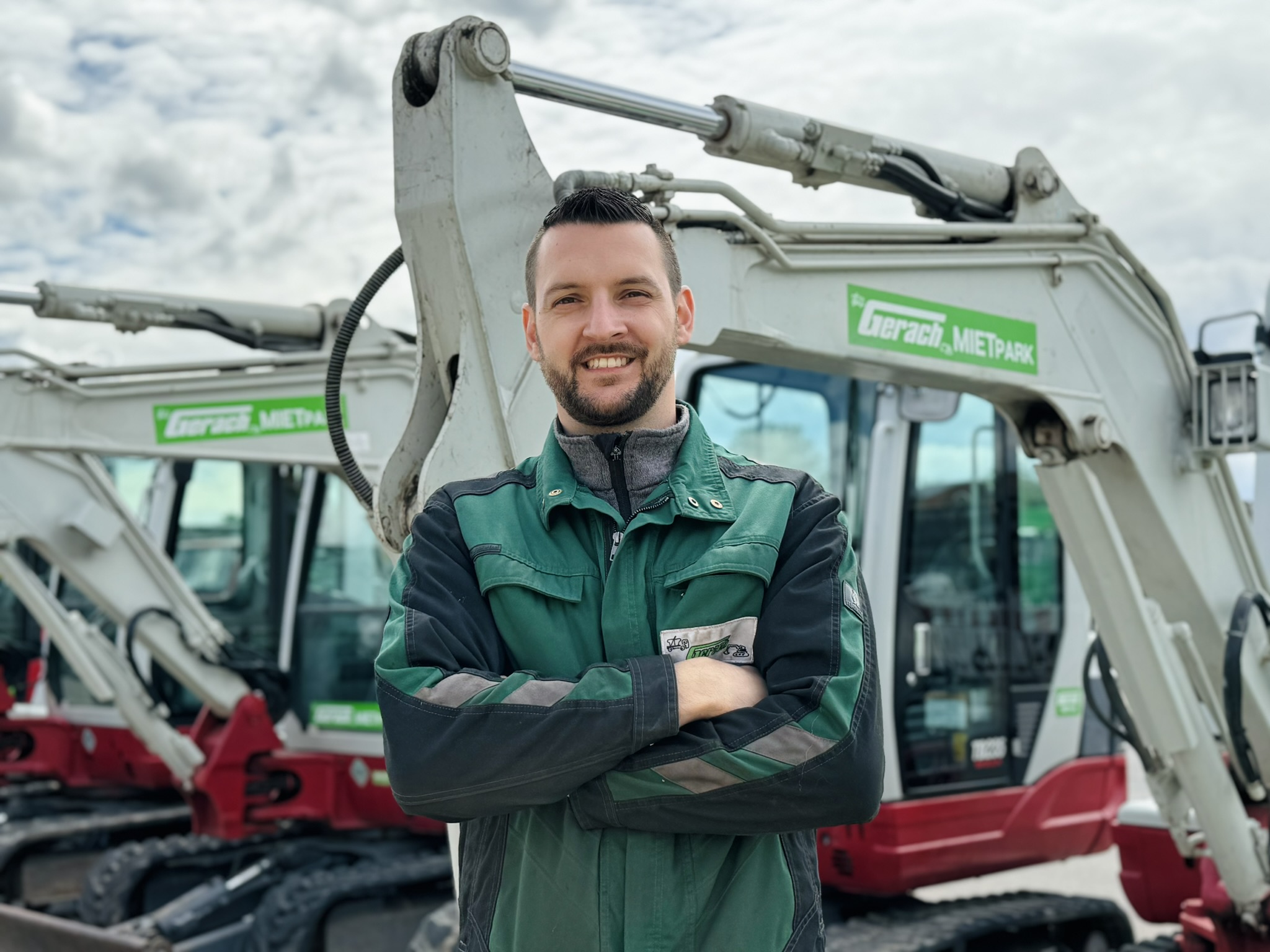 Werkstattmitarbeiter Florian Krech vor unseren Mietbaggern